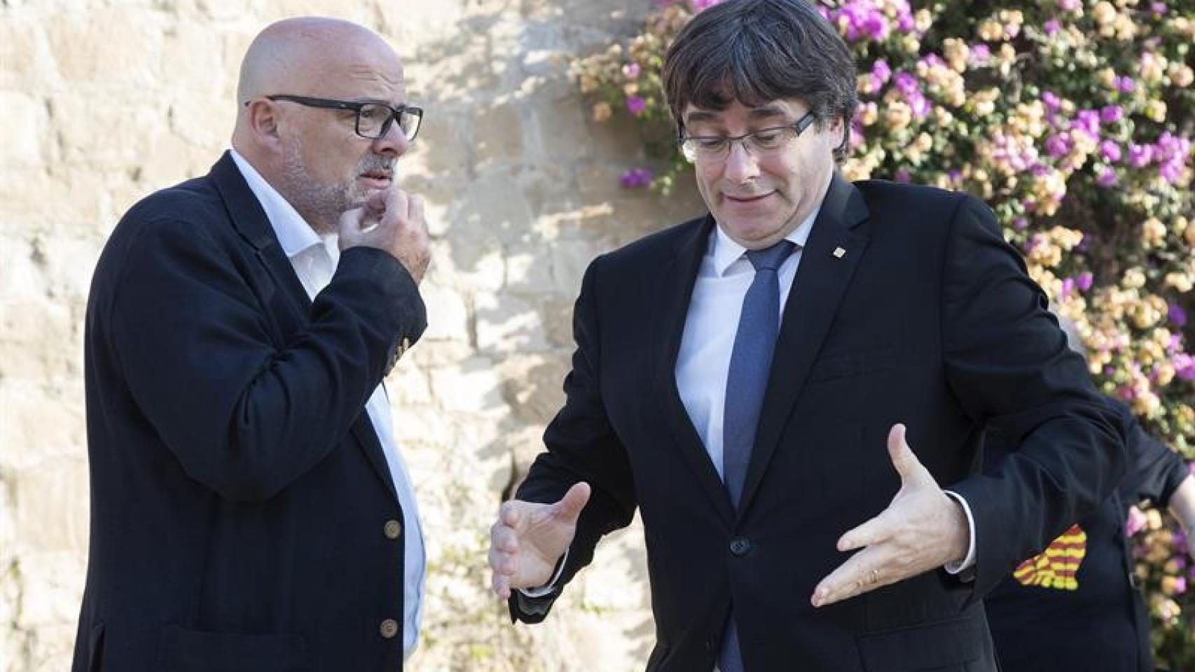 El presidente de la Generalitat, Carles Puigdemont, junto al presidente del grupo parlamentario de Junts pel Sí, Lluís Corominas