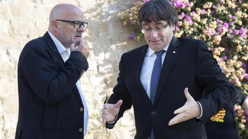 El presidente de la Generalitat, Carles Puigdemont, junto al presidente del grupo parlamentario de Junts pel Sí, Lluís Corominas