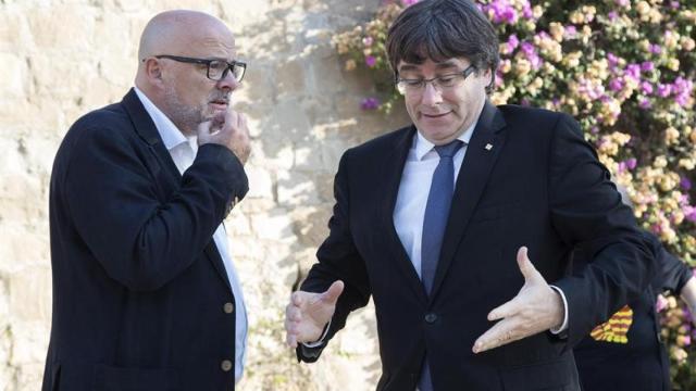 El presidente de la Generalitat, Carles Puigdemont, junto al presidente del grupo parlamentario de Junts pel Sí, Lluís Corominas