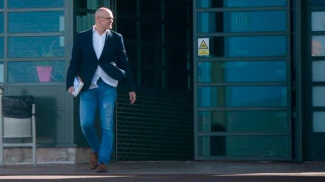 El exconsejero Raül Romeva, saliendo de prisión en aplicación del artículo 100.2 para ir a trabajar /  @RAULROMEVA