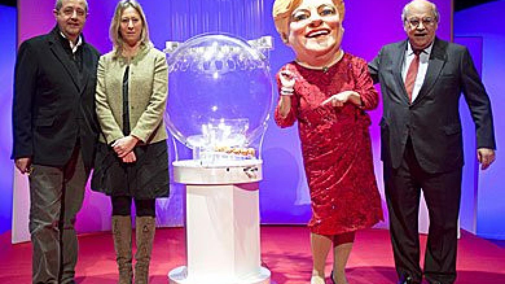 Los consejeros de Empresa y Empleo, de Bienestar Social y Familia, y de Economía y Conocimiento, Felip Puig, Neus Munté y Andreu Mas-Colell, respectivamente, posan con el cabezudo promocional de la Grossa