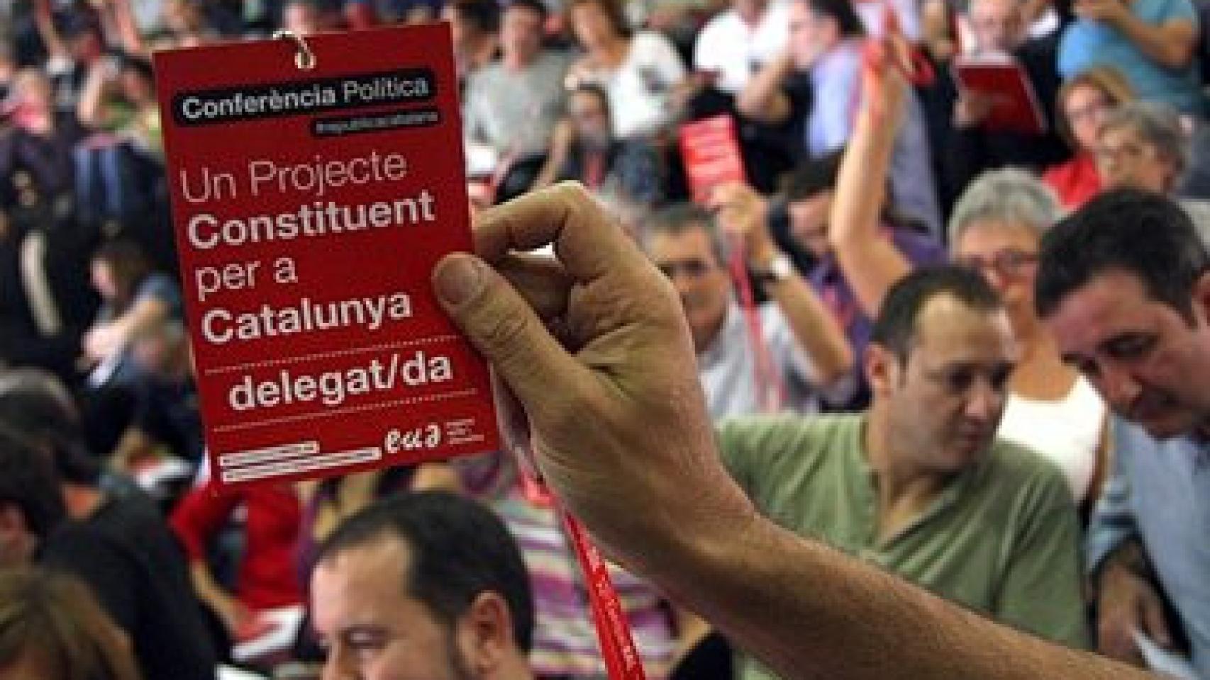 Momento de la votación en la conferencia política de EUiA