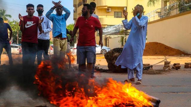 El día en imágenes: Las protestas en las calles de las ciudades y pueblos de Sudán tras el golpe de Estado en curso por parte de los militares / EFE - EPA - MOHAMMED ABU OBAID