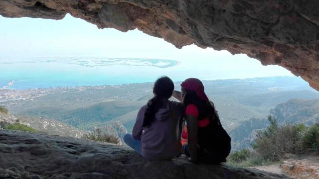Mar, con altas capacidades, y una compañera, disfrutando de unas vistas en la montaña / CEDIDA