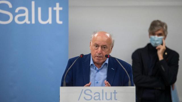 Joan Vegué, el nuevo jefe de la salud mental catalana designado por el 'conseller' Argimon (detrás) / CEDIDA