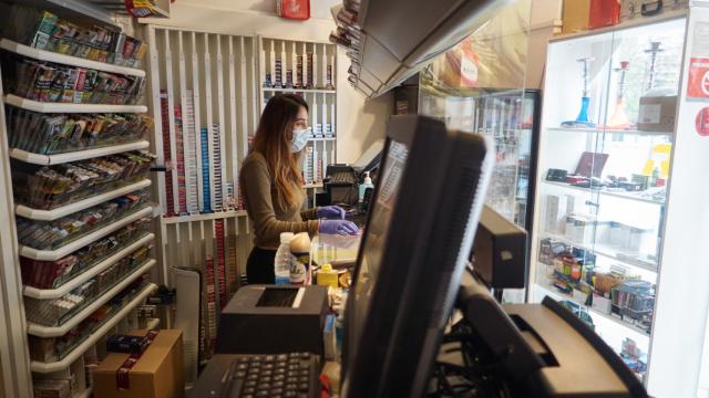 Una estanquera continúa al frente del negocio durante el estado de alarma por el Covid-19 / EP