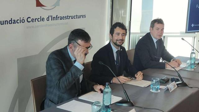El presidente del Puerto de Barcelona, Damià Calvet (c), junto al presidente del Cercle d'Infraestructures, Santi Vila (i), durante la presentación en el WTC de Barcelona este viernes / CG