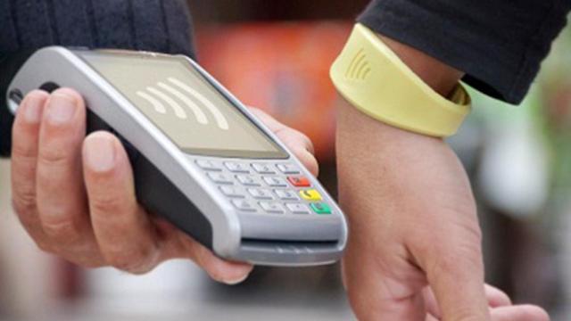 Pulsera Visa 'contactless' de CaixaBank / CG
