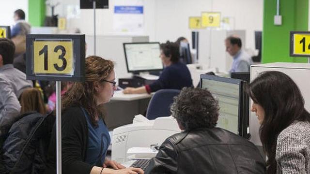 Contribuyentes realizan la declaración de la renta en una sede de la Agencia Tributaria / EFE