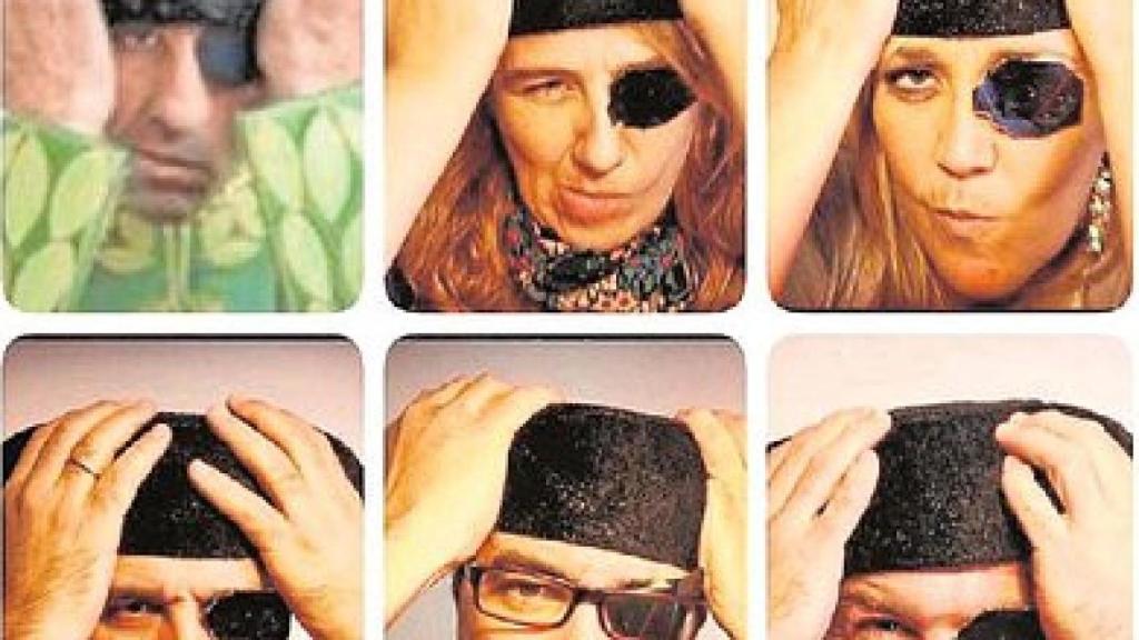 Fotoperiodistas, como Daniel Ochoa, autor de la imagen vetada por el Ayuntamiento de Barcelona, se solidarizan con este colocándose una montera, al estilo del diestro Padilla