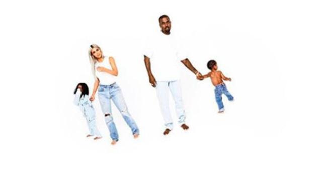 Fotograma del vídeo de Kim Kardashian junto a su marido y sus hijos / CD