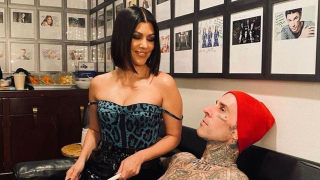 Kourtney Kardashian y Travis Barker en Instagram / @kourtneykardash