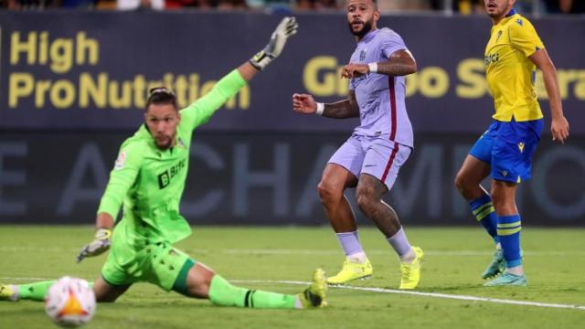Memphis fallando una ocasión clara contra el Cádiz / FC Barcelona