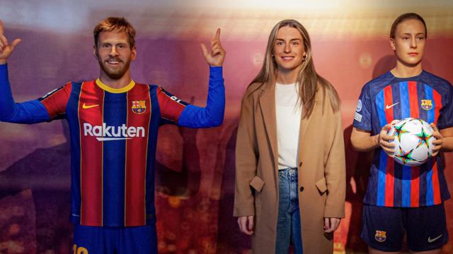 Alexia Putellas junto a su figura de cera y la de Leo Messi
