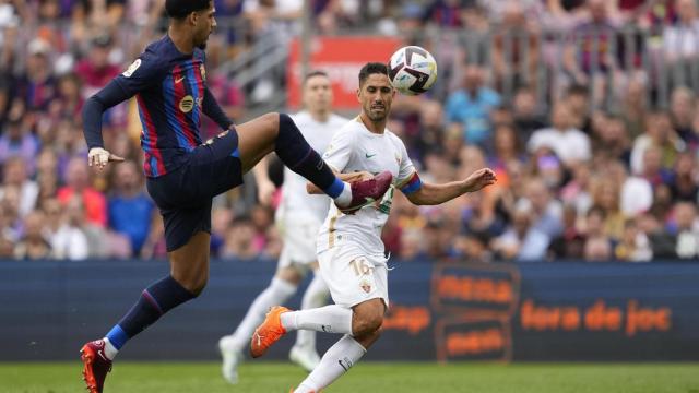 Ronald Araujo, presionado por Fidel en el Barça-Elche / EFE