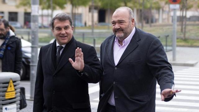 Una foto de Joan Laporta y Joan Oliver paseando juntos por la calle