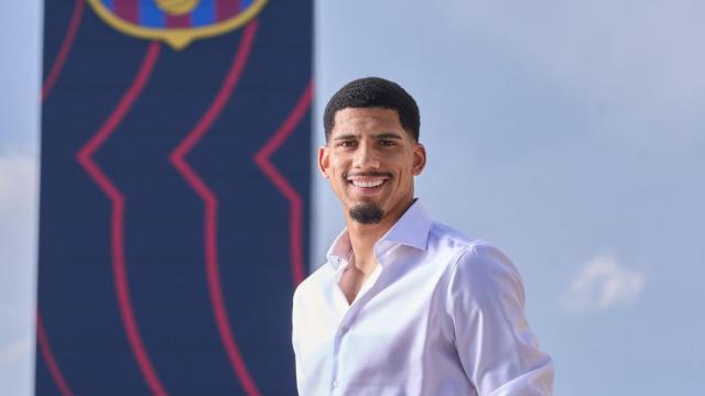Araujo posando en una revista con el escudo del Barça de fondo / REDES