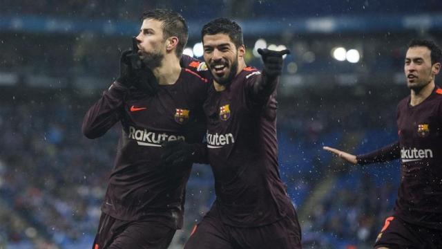 Luis Suárez, Piqué y Busquets en un derbi / EFE