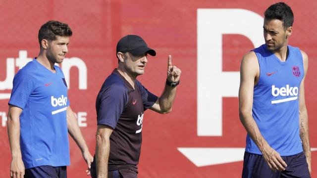 Ernesto Valverde con Sergi Roberto y Sergio Busquets EFE