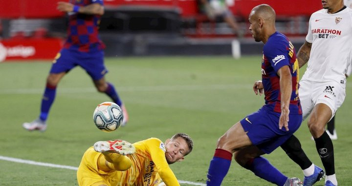 Acción de Braithwaite durante el Sevilla-Barça / EFE