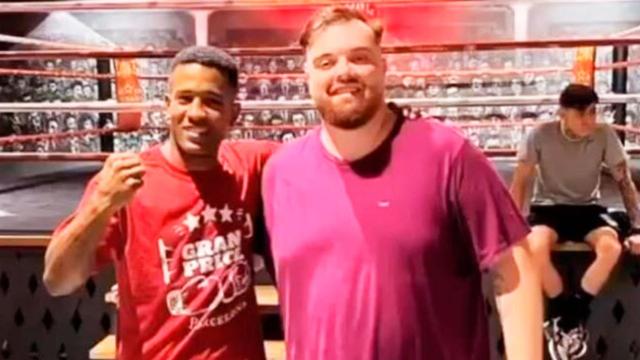 Ibai Llanos (d), con el boxeador Yomar Medrano en el Gran Price de Barcelona / CG