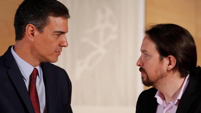 Pedro Sánchez y Pablo Iglesias. La investidura y sus simulacros. Imagen del artículo 'Matrimonio de conveniencia'