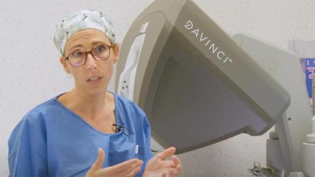 La doctora Anna Ureña durante una entrevista sobre el futuro de la cirugía robótica / ABEX Excelencia Robótica