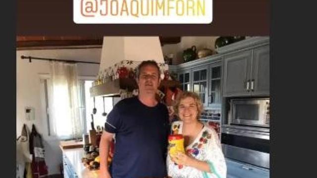 Pilar Rahola, posando con Joaquim Forn con un bote de Colacao en la mano