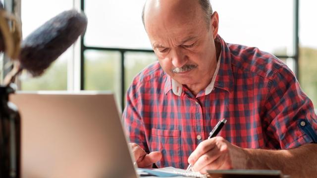 Un hombre asiste a un taller de educación financiera del Banco Santander / BANCO SANTANDER