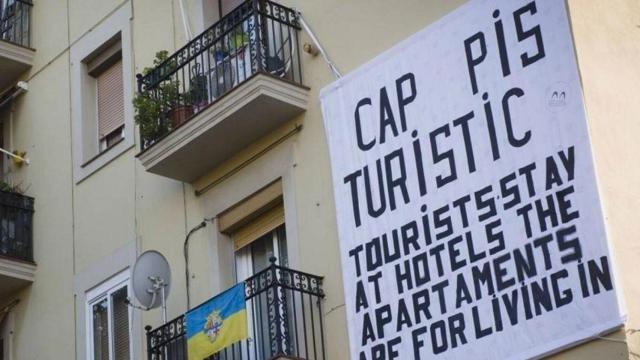 Cartel contra los pisos turísticos en Barcelona / TWITTER