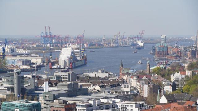 Vistas del puerto de Hamburgo, con edificios de la ciudad en primer plano / GRUPO ACS