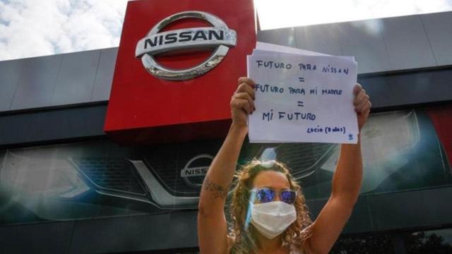 Una mujer protesta ante una sede de Nissan por su cierre / EFE