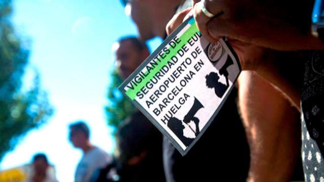 Los vigilantes de Eulen del aeropuerto de El Prat, antes de entrar en la asamblea el lunes / EFE