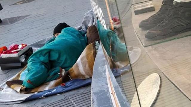 Una persona sintecho, durmiendo en las calles de Barcelona / ARRELS