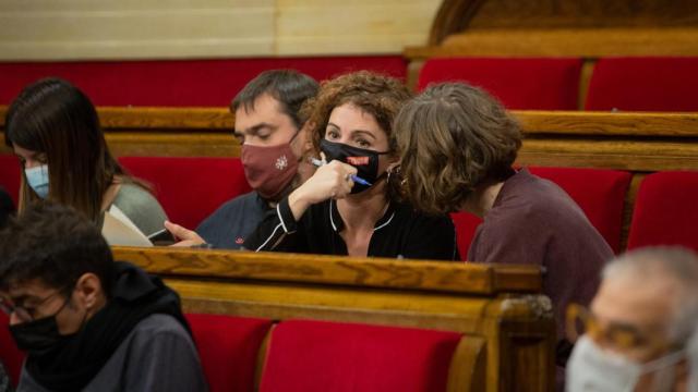 La diputada de la CUP Montserrat Vinyets , y la diputada y portavoz de la CUP Eulàlia Reguant / EP