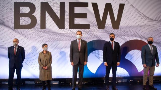 Felipe VI y Pedro Sánchez participan en la entrega de premios de la Bnew / EP