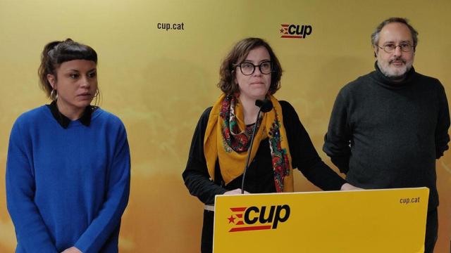 Eulàlia Reguant (c) y Antonio Baños (d) en la sede de la CUP / EUROPA PRESS