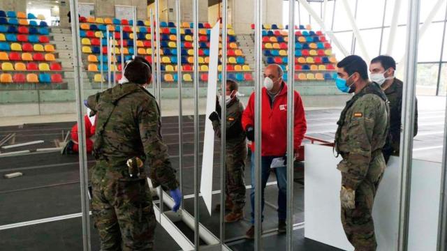 Imagen de efectivos del Ejército montando el hospital de campaña de Sabadell / EP