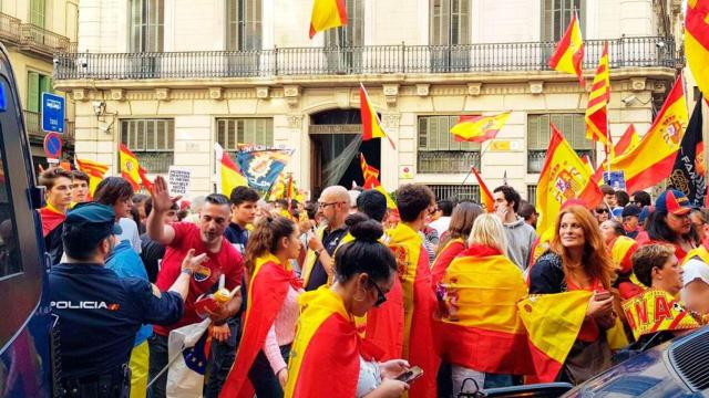 Imagen de las colas para dar la mano a los agentes de la Policía Nacional en Barcelona / CG