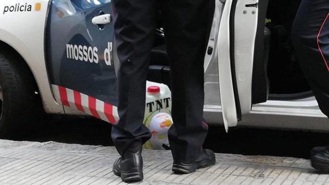 Imagen del bidón que han retirado los Mossos d'Esquadra de las cercanías de la sede de Òmnium Cultural / TWITTER