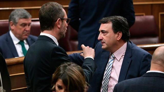 El portavoz del PNV en el Congreso, Aitor Esteban, y el diputado del PP Javier Maroto conversan en el Congreso tras el debate sobre el cupo vasco / EFE