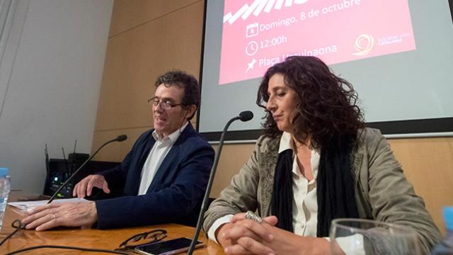 Alex Ramos (i) y Miriam Tey (d) de Societat Civil Catalana, entidad contraria a la independencia durante la rueda de prensa que ofrecieron para presentar la manifestación que celebrarán el domingo en Barcelona bajo el lema Prou! Recuperem el seny / EFE