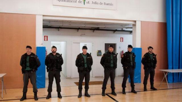 Agentes de la Guardia Civil ante el colegio electoral de Sant Julià de Ramis (Girona) donde votaba Puigdemont / EFE