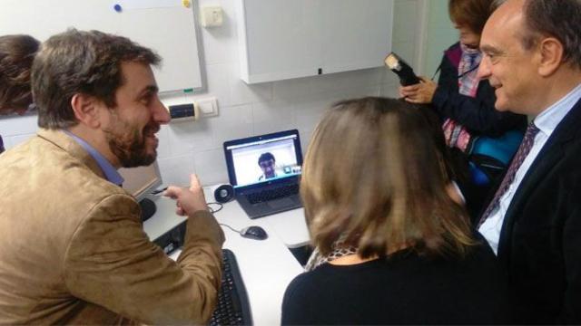 El consejero de Salud, Toni Comín (i), durante la visita a un ambulatorio catalán / EFE