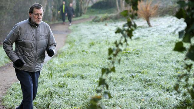 El presidente del Gobierno Mariano Rajoy, realiza la Ruta da Pedra e da Auga, a orillas del río Armenteira, en la localidad pontevedresa de A Armenteira / EFE