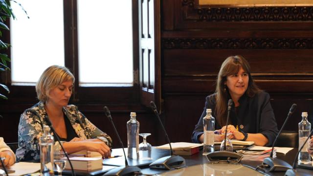 Alba Vergés (i) y Laura Borràs (d) momentos antes de la reunion sobre la suspensión de la segunda como presidenta del Parlament  / LUIS MIGUEL AÑÓN (CG)