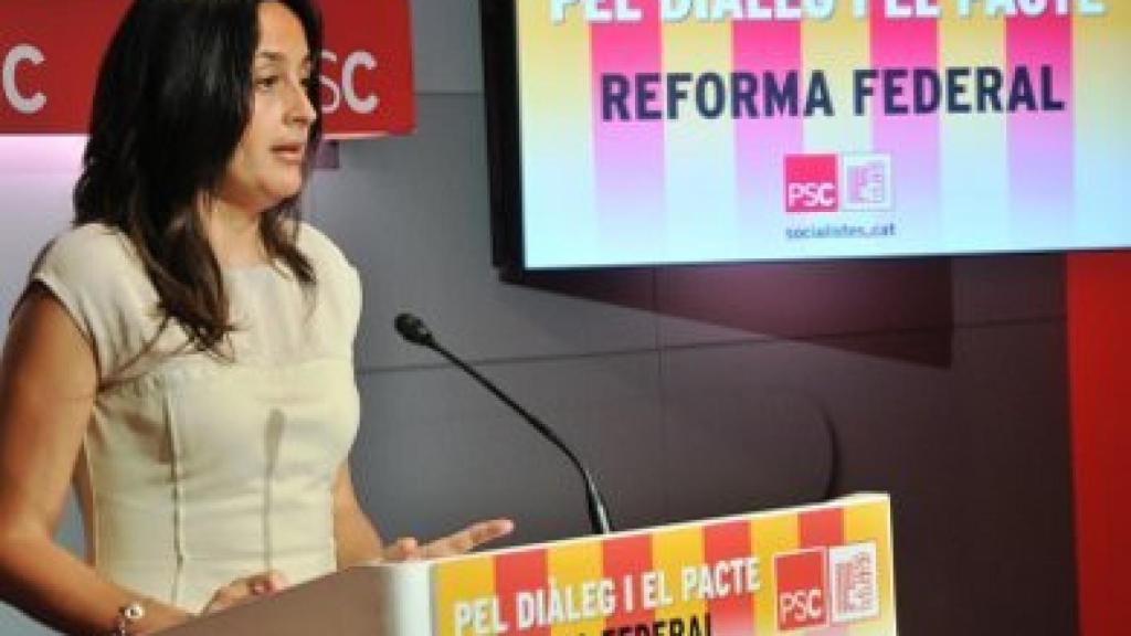 La portavoz del PSC, Esther Niubó, en rueda de prensa en la sede del partido
