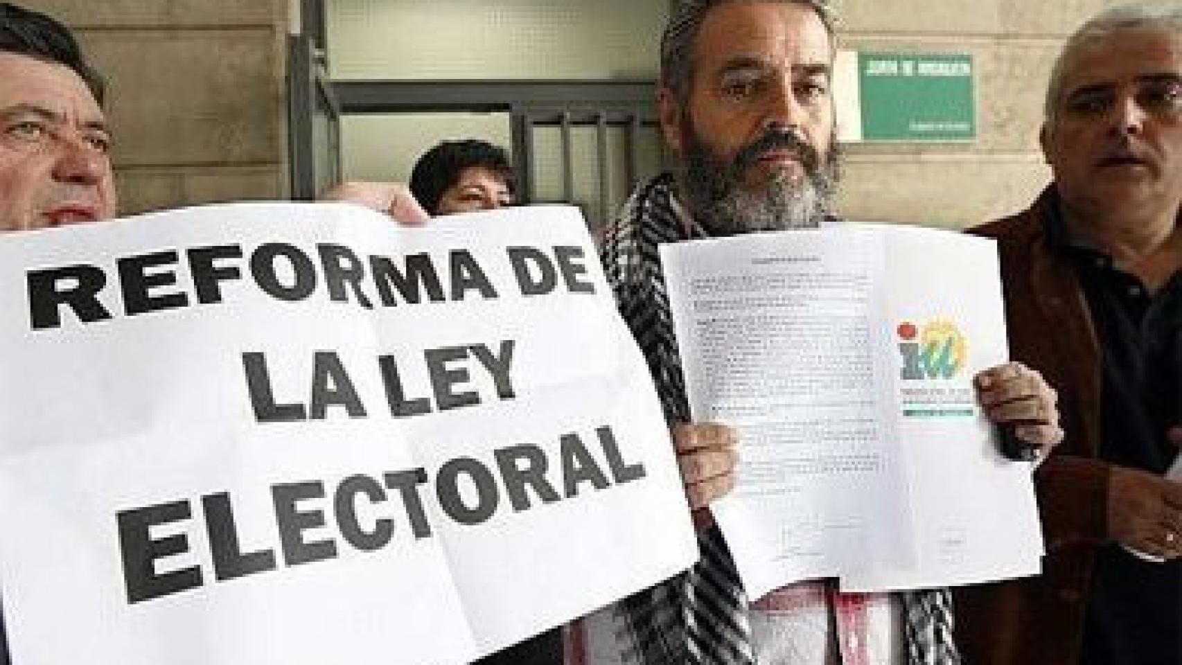 Juan Manuel Sánchez Gordillo, en el centro, después de presentar en los juzgados de Sevilla una denuncia contra la ley electoral