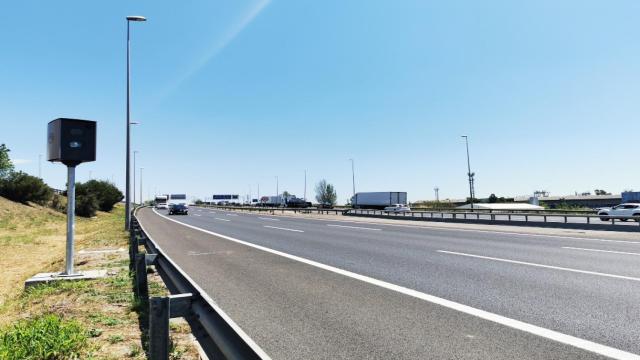 El Servei Català de Trànsit activa este martes dos nuevos radares en la ronda litoral a la altura de L'Hospitalet / SCT