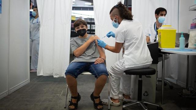 Un adolescente recibe la vacuna de Pfizer contra el Covid-19 / David Zorrakino (EP)